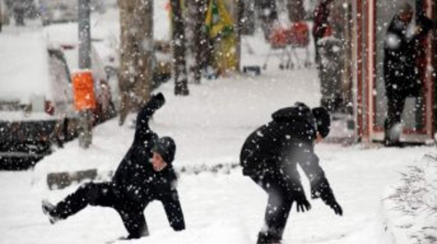 Tokat&rsquo;ta Buz Pistine D&ouml;nen Yollarda Vatandaşların Zor Anları