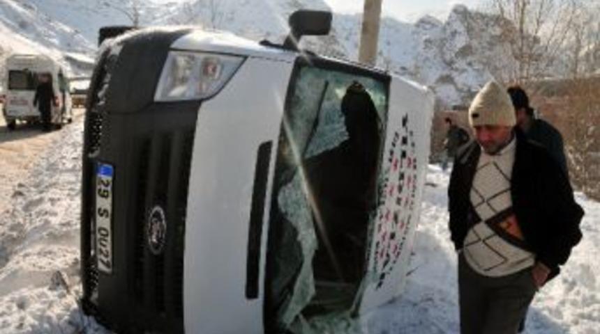 G&uuml;m&uuml;şhane&rsquo;de Maden İş&ccedil;ilerini Taşıyan Servis Minib&uuml;s&uuml; Kaza Yaptı: 9 Yaralı