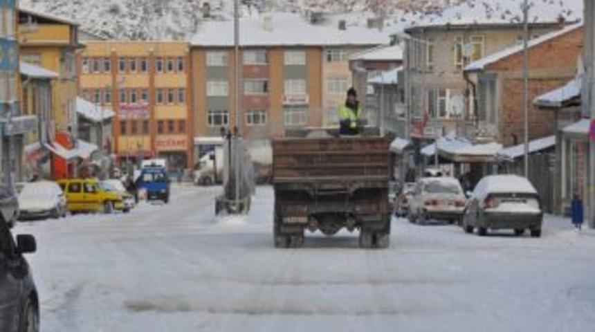 Eskipazar Belediyesi Karla M&uuml;cadele Ediyor