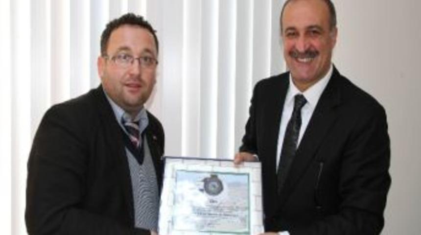 Başkan Aşkın&rsquo;dan İha Muhabirine Plaket