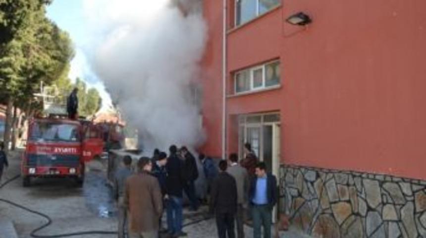 Eşme Şehit Alibey İlkokulunda &Ccedil;ıkan Yangın Korkuttu