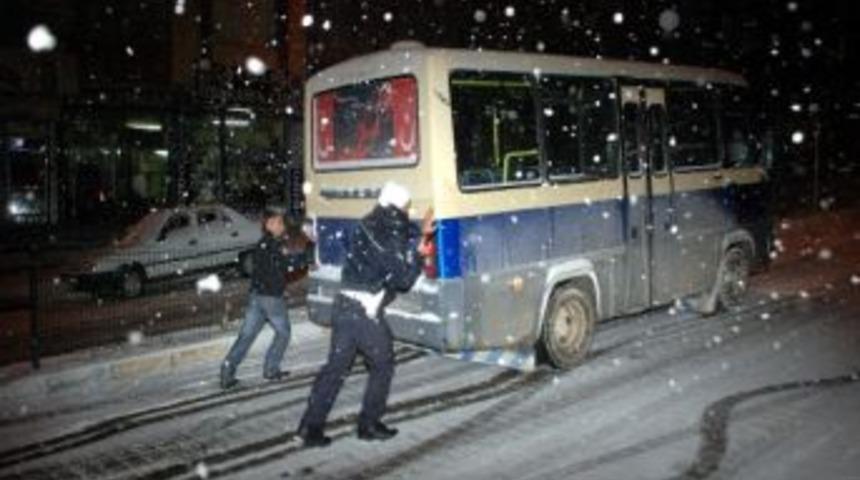 Yoğun Kar Yağışı Besni'de Trafiği Kapattı