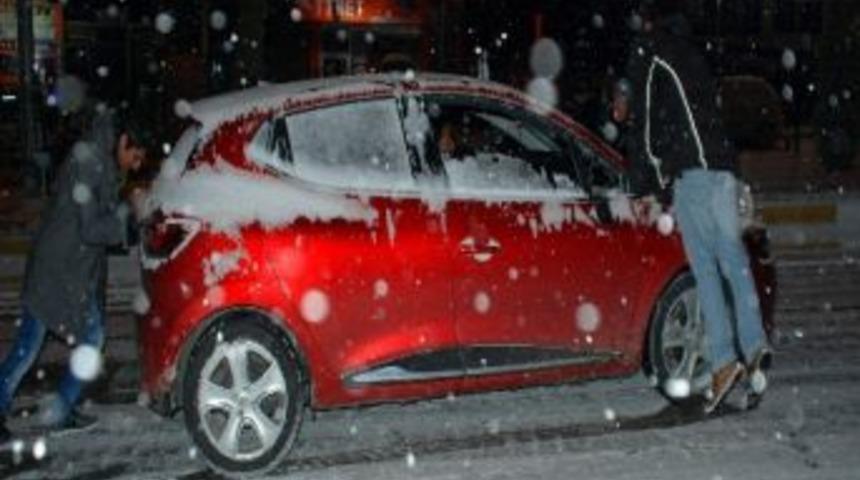 Kahta'da Kar Yağışı Sonrası Ara&ccedil;lar Yollarda Mahsur Kaldı