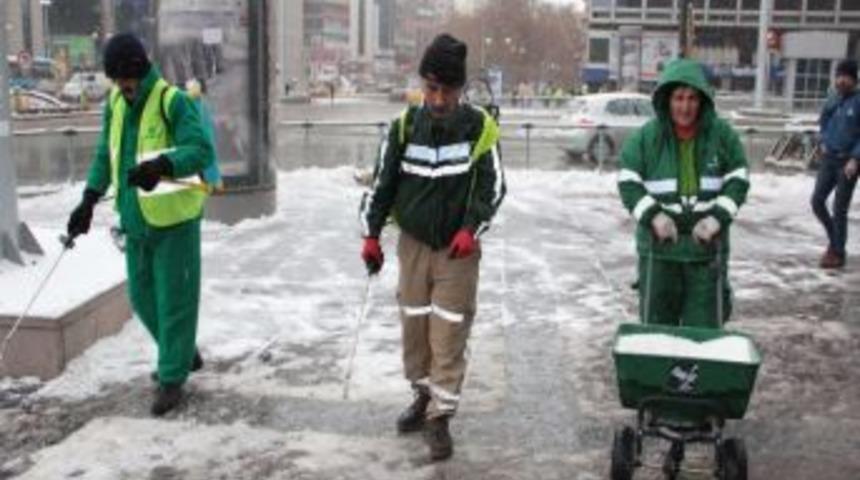 Kaldırımlar Buzlanmadan K&uuml;reniyor