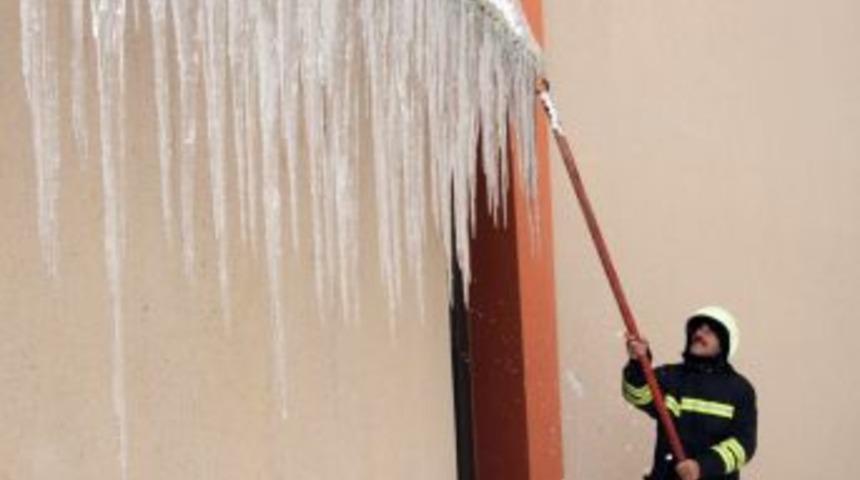 Dev Buz Sarkıtları Itfaiye Ekipleri Tarafından Temizleniyor