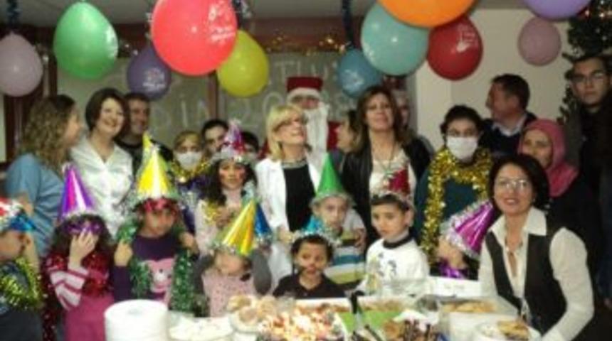 Hasta &Ccedil;ocuklara Kucak A&ccedil;ıyorlar