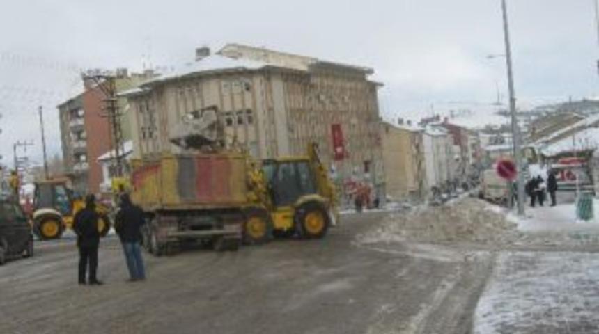 B&uuml;nyan Belediyesi Kar Temizleme &Ccedil;alışmalarını S&uuml;rd&uuml;r&uuml;yor