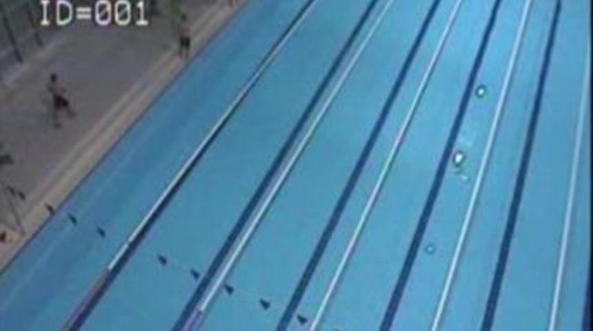 Y&uuml;zme havuzunda boğulma anı kamerada