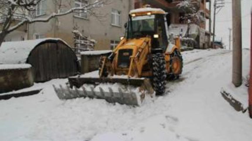 Bartın belediyesi  iş makinalarını karla m&uuml;cadele i&ccedil;in seferber etti