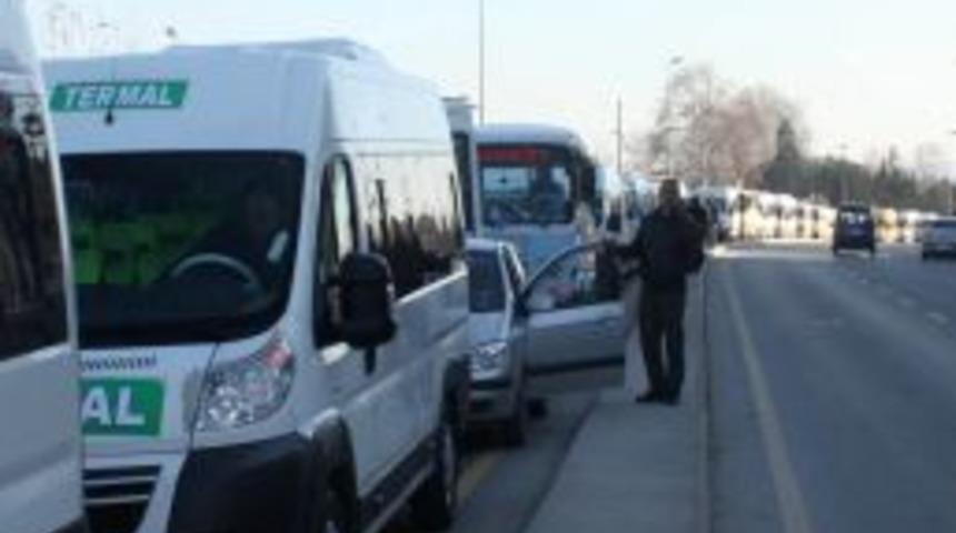 Minib&uuml;s&ccedil;&uuml;ler Yalova'da Yol Kapattı