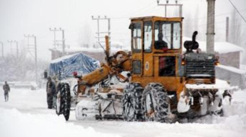 Ahlat Belediyesi Karla M&uuml;cadele Seferberliği Başlattı