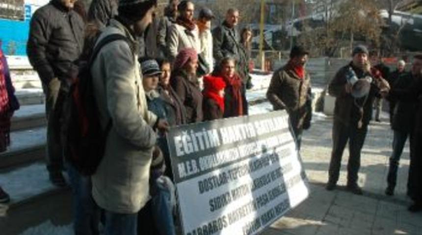 Halkevleri'nden Milli Eğitim Bakanlığı &Ouml;n&uuml;nde Sabun Eylemi