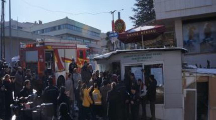 Kendilerini Kilitledikleri B&uuml;fede Yakmak Isteyen &Ccedil;ift, G&uuml;&ccedil;l&uuml;kle Ikna Edildi