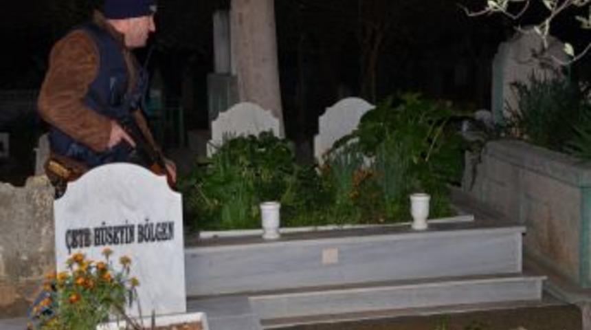 &Ouml;nce Yardım Ettiler Sonra Yaşlı Kadının &Ccedil;antasını Alıp Ka&ccedil;tılar