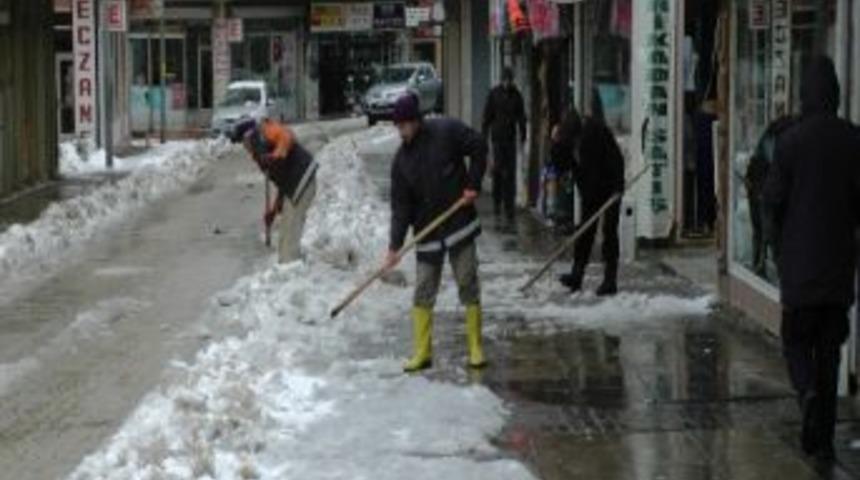 Kar Ve Buzdan Kaldırımlar Temizleniyor