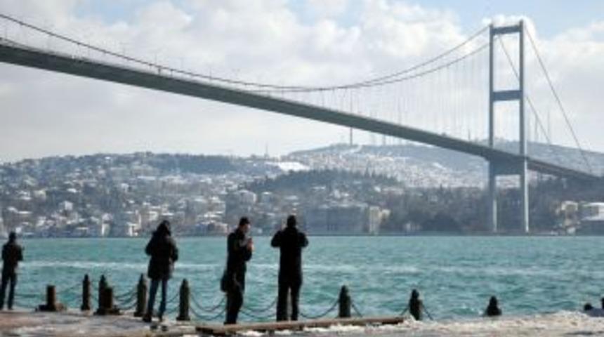 G&uuml;neş Y&uuml;z&uuml;n&uuml; G&ouml;sterdi, İstanbullular Sahile Akın Etti