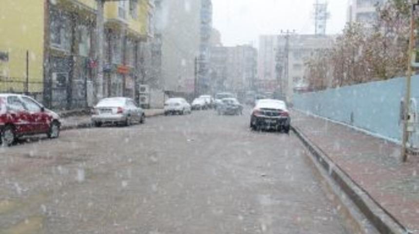 Cizre’ye Yılın Ilk Karı Düştü