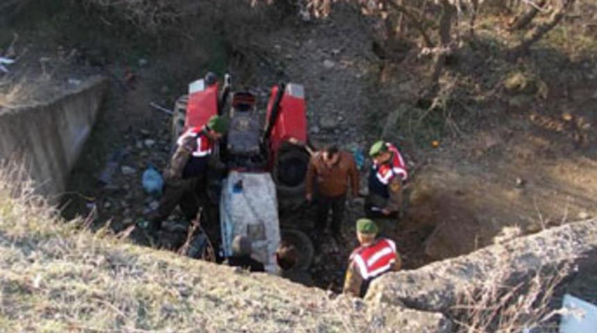 K&ouml;yl&uuml;ler kaza yaptı: 1 &ouml;l&uuml;, 18 yaralı