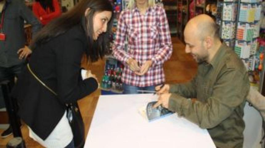 Kahraman Tazeoğlu'na 'Korsan Kitap' Şoku