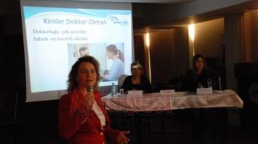 AGİKAD&rsquo;ın &uuml;&ccedil;&uuml;nc&uuml; durağı Adnan Menderes Lisesi oldu