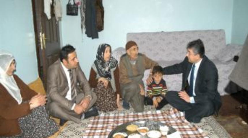 Ergani Kaymakamı Yoksul Sofrasında