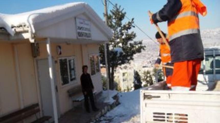 İzmit Belediyesi Tuzlama &Ccedil;alışmalarını S&uuml;rd&uuml;r&uuml;yor