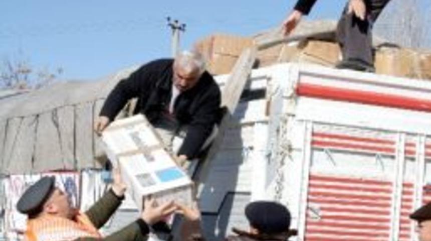 T&uuml;rkmenlere Giysi Yardımı