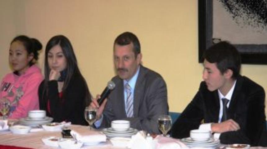 MAK&Uuml;&rsquo;den Kazak &Ouml;ğrencilere Veda Yemeği