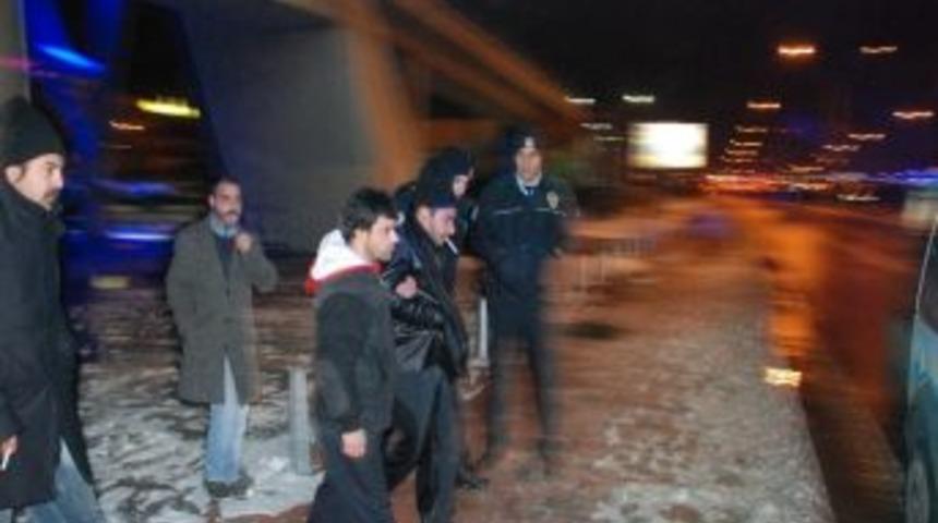 K&ouml;pr&uuml;ye &Ccedil;ıkıp İş İstedi