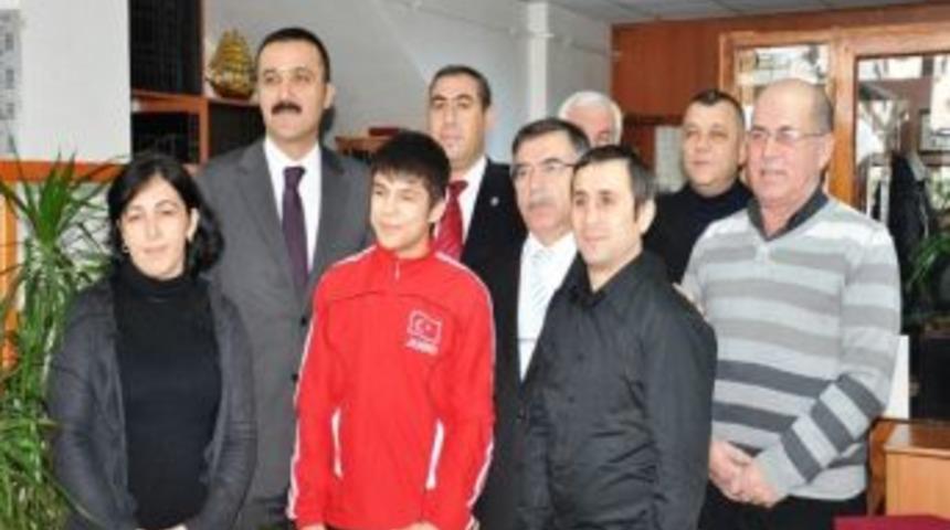 D&uuml;zce&rsquo;de Yılın Sporcusu Oğuzhan &Ouml;z&ccedil;elik&rsquo;e Damla Gazetesinden &Ouml;d&uuml;l