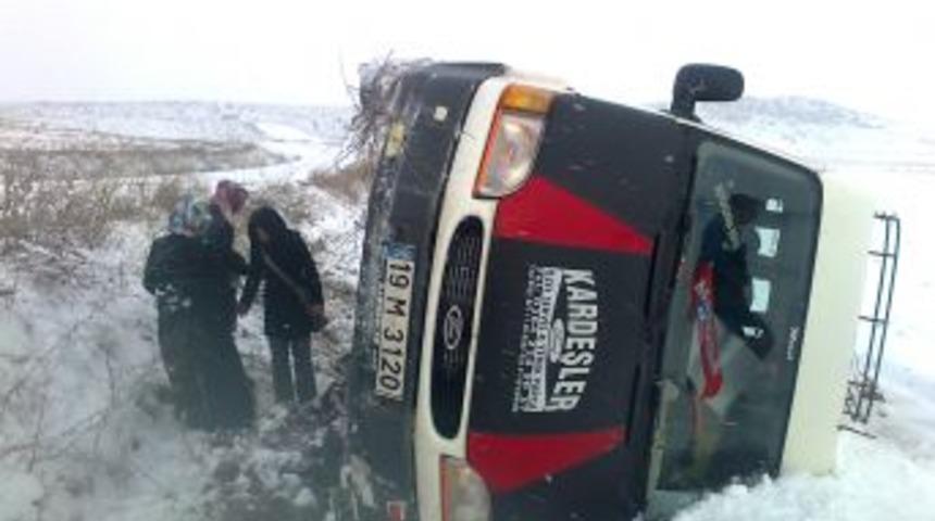 &Ouml;ğretmenleri Taşıyan Minib&uuml;s Takla Attı, 12 Kişi Yaralandı