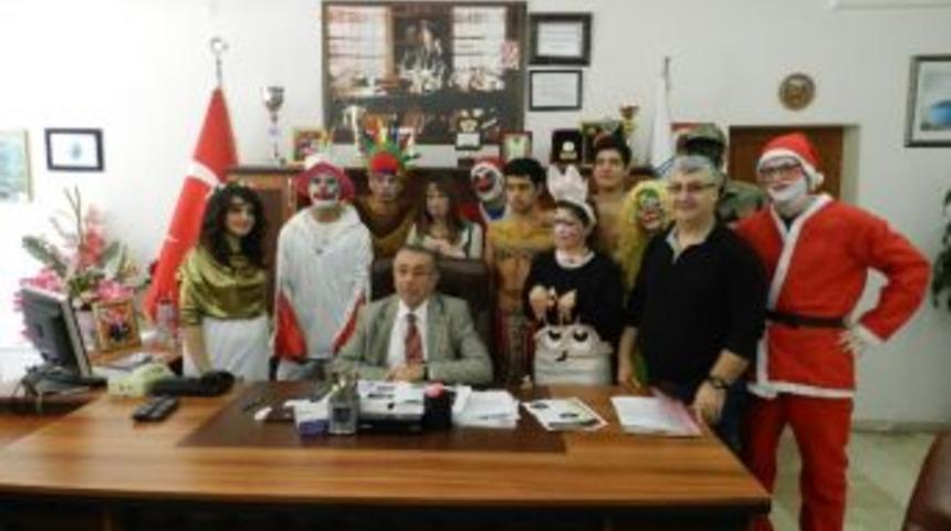 &Uuml;niversite &Ouml;ğrencilerinden Kost&uuml;ml&uuml; Y&uuml;r&uuml;y&uuml;ş