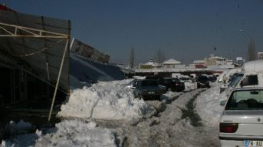 Kar Galerinin Sundurmasını &Ccedil;&ouml;kertti, Ara&ccedil;lar Zarar G&ouml;rd&uuml;