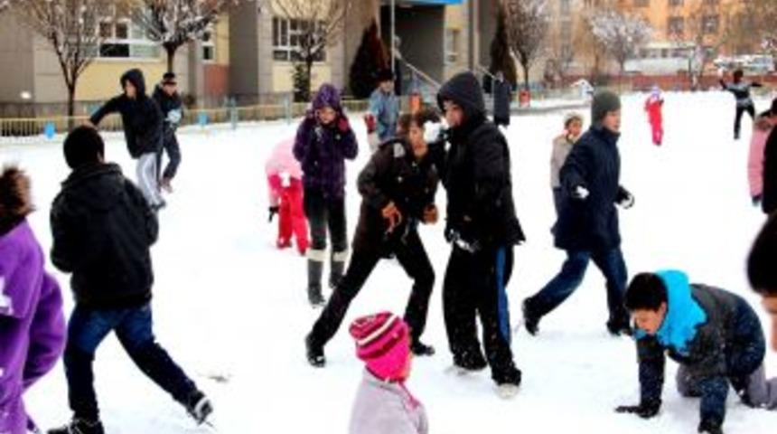 &Ouml;ğrenciler, En G&uuml;zel Kardan Adamı Yapmak I&ccedil;in Yarıştı