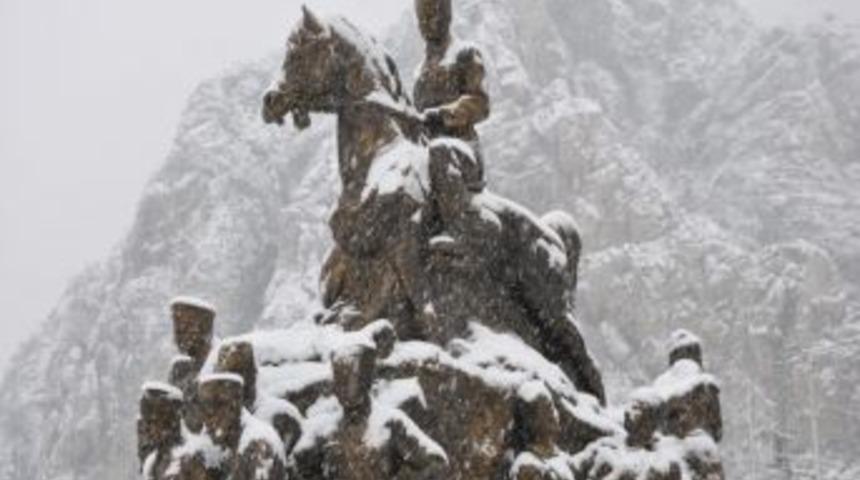 Kar, Tarihi Şehzadeler Şehri Amasya’yı Beyaza Bürüdü