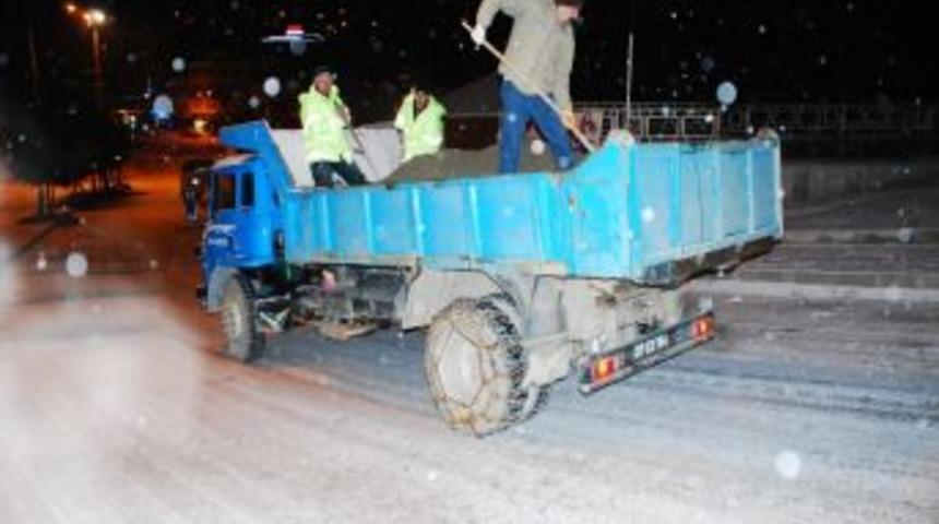 Belediyeden Kar Yağışına Anında M&uuml;dahale