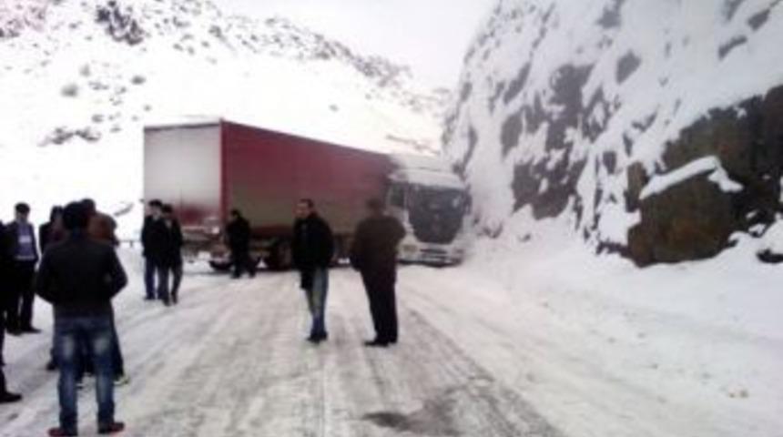 Kayan TIR Erzurum Iğdır  yolunu  ulaşıma kapattı