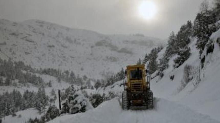 G&uuml;m&uuml;şhane'nin Karla Kaplı K&ouml;y Yollarında Hummalı &Ccedil;alışma
