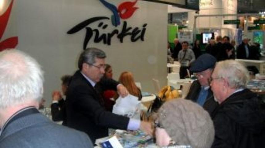 Aydın Viyana&rsquo;da G&ouml;r&uuml;c&uuml;ye &Ccedil;ıktı