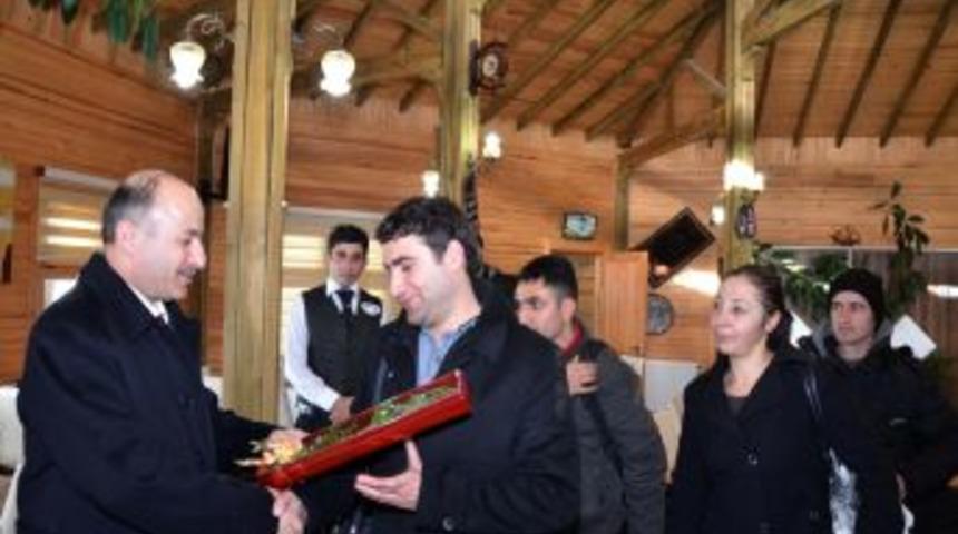 Vali Azizoğlu, Ilde G&ouml;rev Yapan Gazetecilere Yemek Verdi