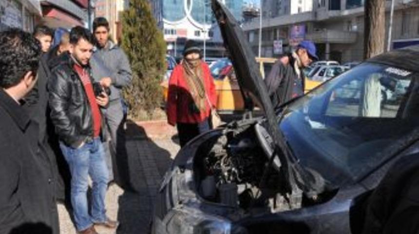 Aracın Motoruna Giren Kedi Itfaiyecileri Pes Ettirdi
