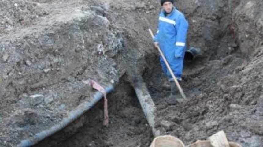 Diyarbakır'da G&ouml;&ccedil;&uuml;k Altında Kalan İş&ccedil;i Hastaneye Kaldırıldı