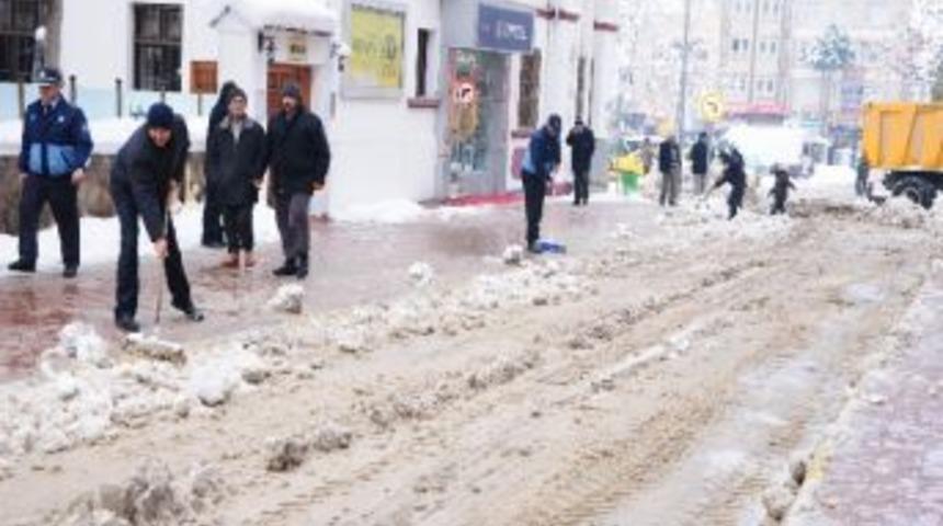 Zabıtadan Kar Temizliği