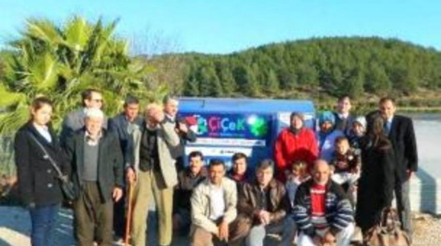 &Ccedil;i&ccedil;ek &ccedil;ift&ccedil;iler &ccedil;evresini koruyor