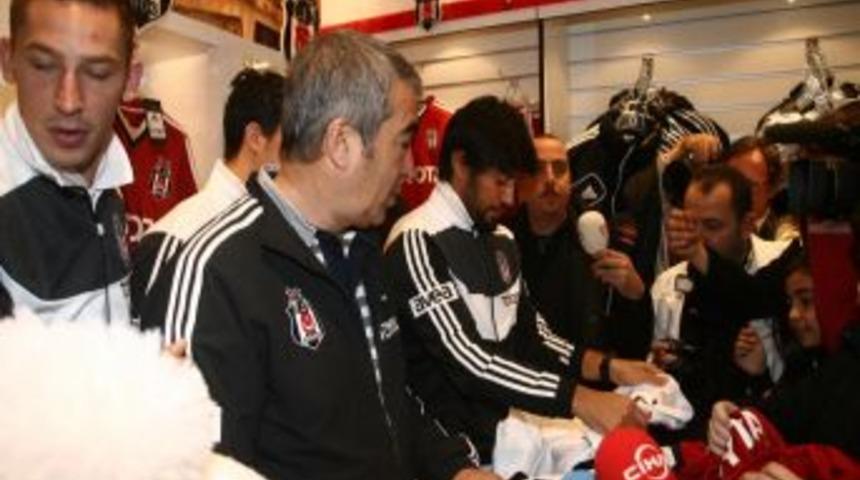Samet Aybaba Ve Futbolcular Mağaza A&ccedil;ılışına Katıldı