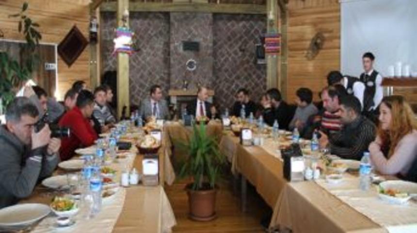 Ardahan Valisi Azizoğlu Basın Mensuplarıyla Yemekte Buluştu