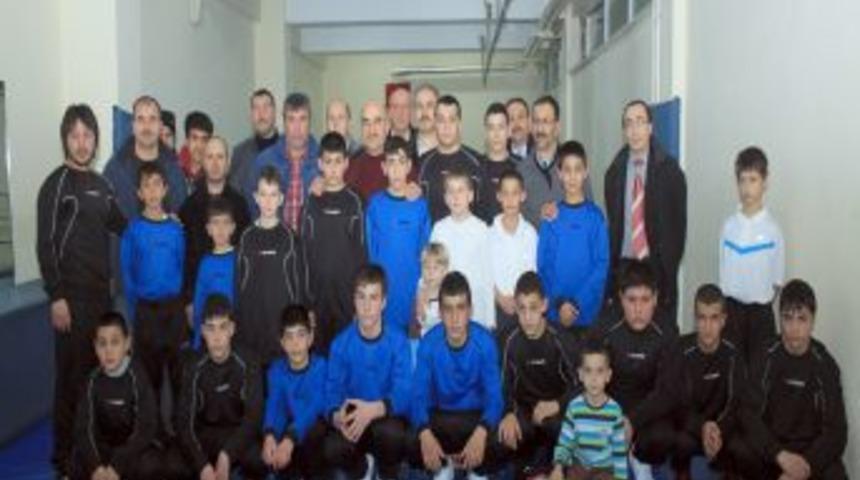 Talas Belediyesi G&uuml;reş&ccedil;ilere Spor Malzemesi Hediye Etti