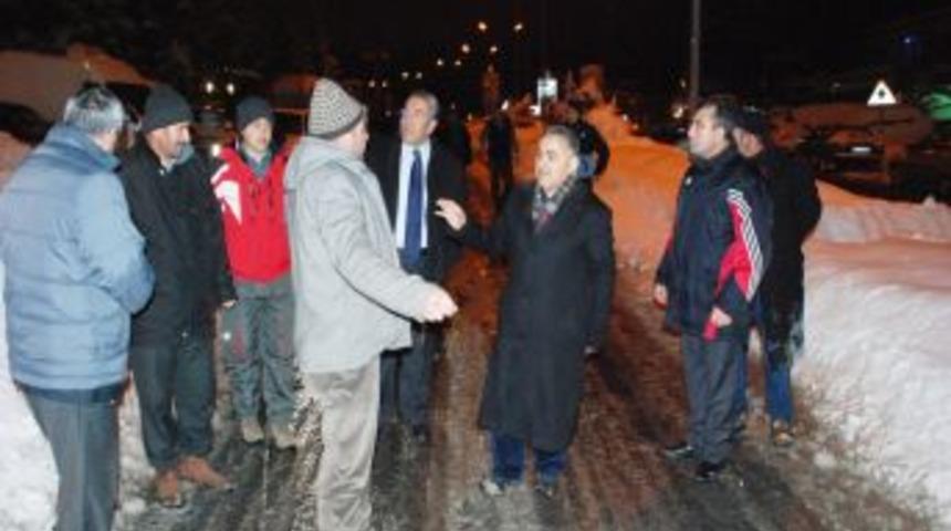 Başkan, Karla M&uuml;cadele Ekibine Baklava Ikram Etti