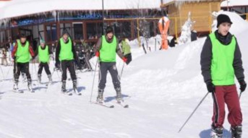Kartepeli &Ccedil;ocuklar Kayak Yapmayı &Ouml;ğreniyor