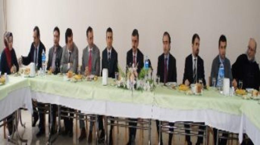 Vali Bektaş&rsquo;tan Gazetecilere Yemek